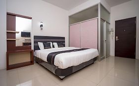 Oyo 2695 D'Es Guest House